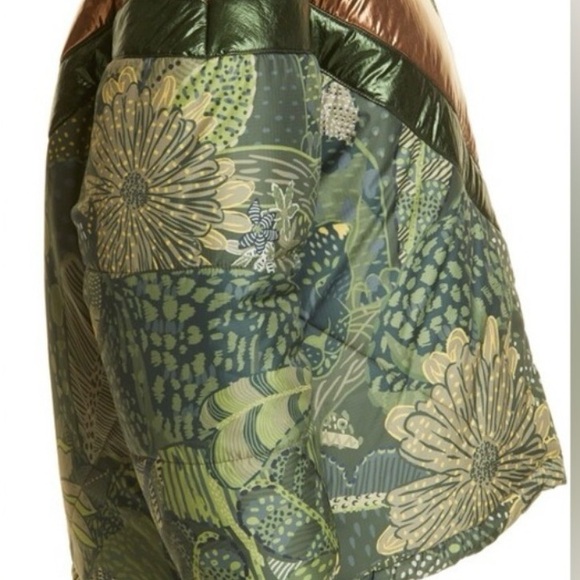 Farm Rio, NWT,Green Metallic Leopard Print Reversible Puffer Jacket, Size Small - Picture 12 of 16